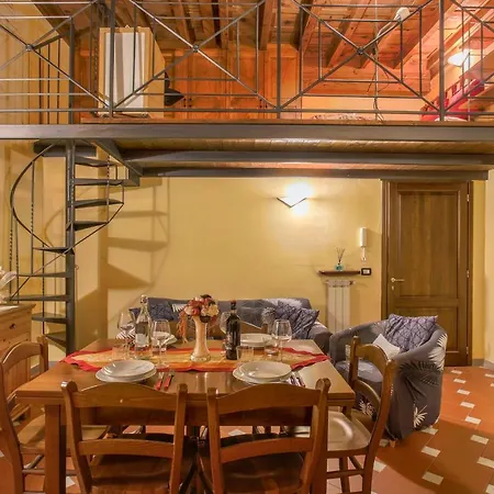 Oltrarno Loft-hosted By Sweetstay شقة