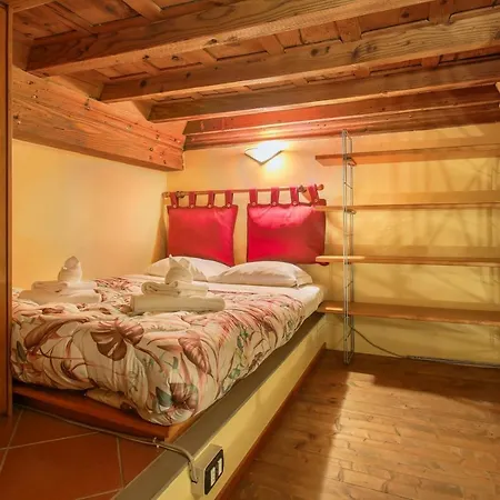 Oltrarno Loft-hosted By Sweetstay شقة