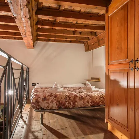 Oltrarno Loft-hosted By Sweetstay شقة *